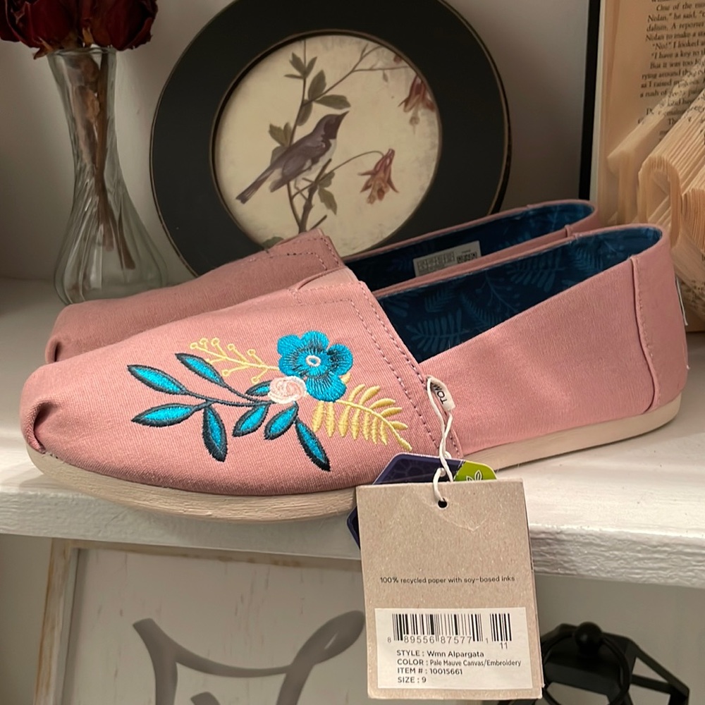 Size 9 Toms NWT